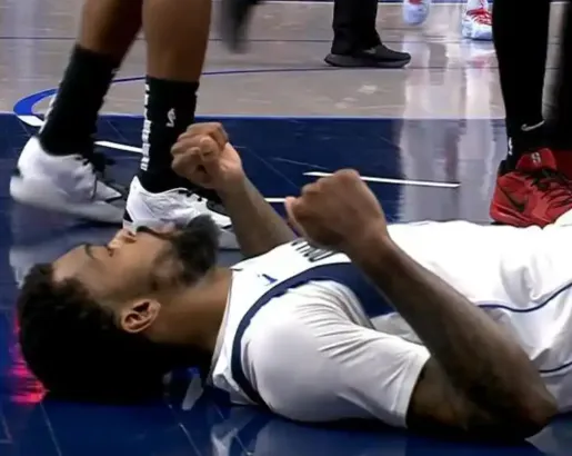 马绍尔与马瑟林身体相撞后受伤，随后独自返回更衣室